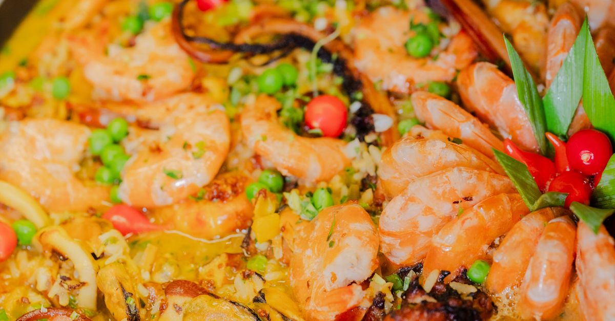 How to Cook the Perfect Vegetarian Paella at Home