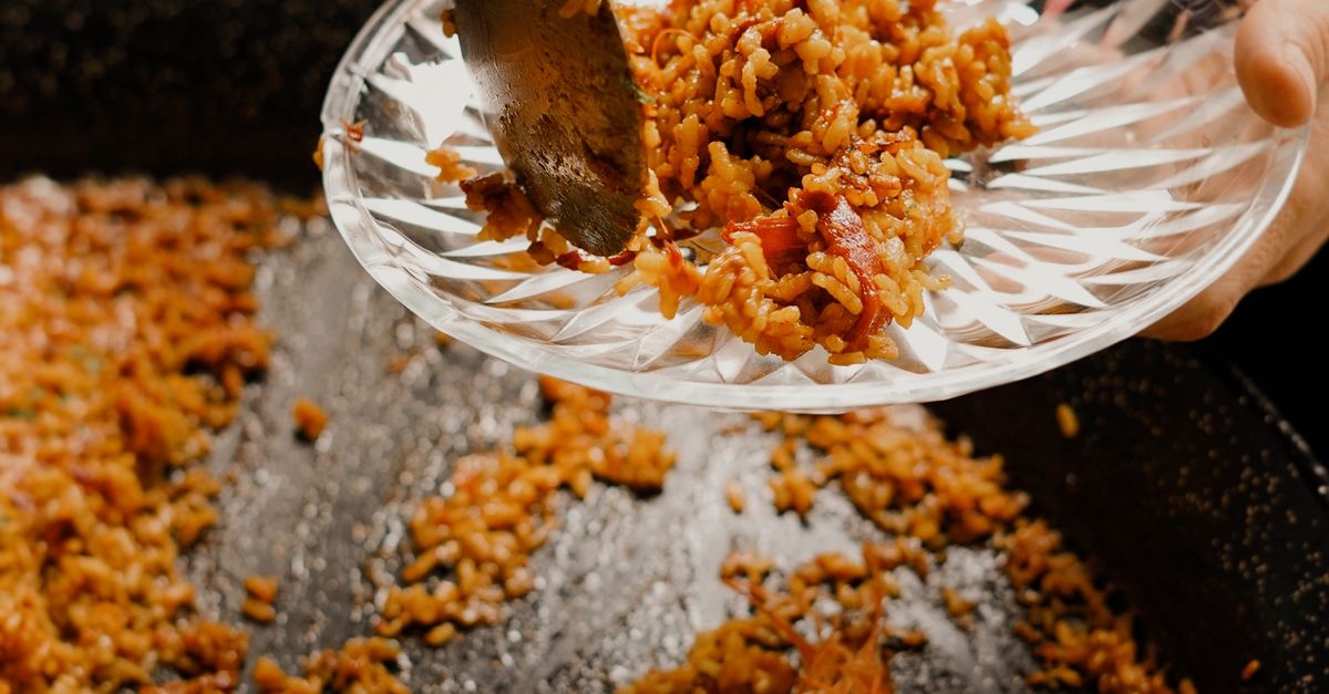 The Advantages of Paella Catering for Large Outdoor Gatherings