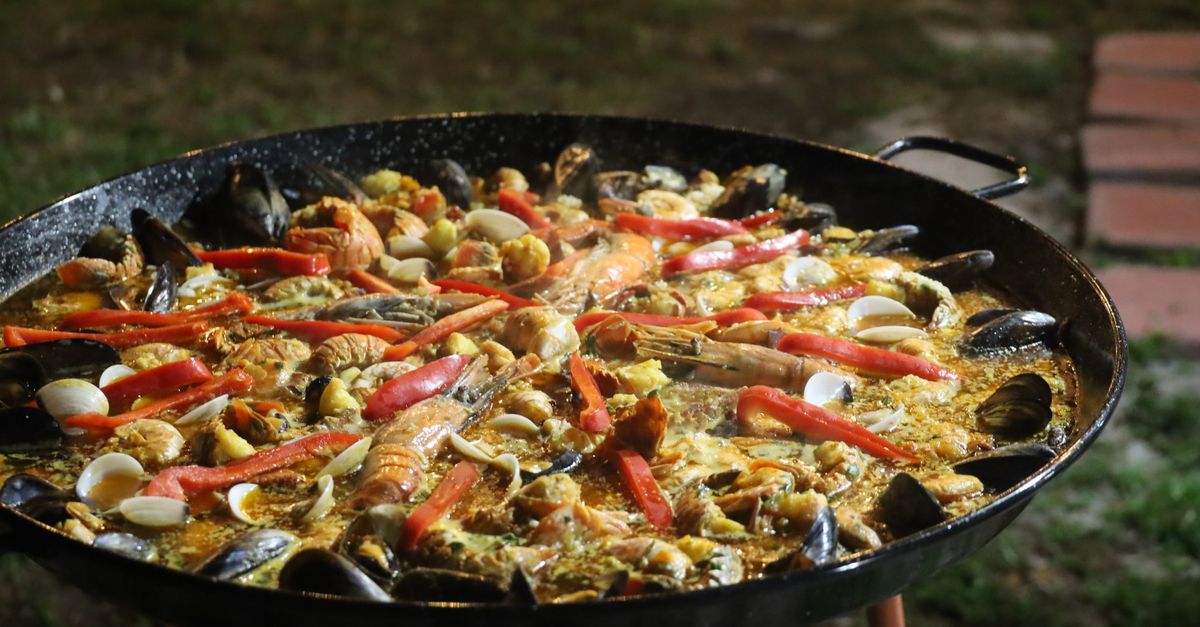 When to Serve Paella: Key Timing Considerations for Catering