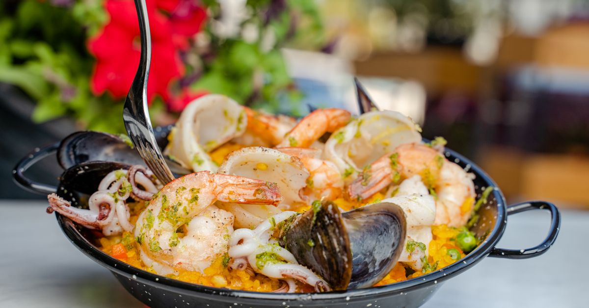 Why Beachfront Venues Are Ideal for Paella Catering